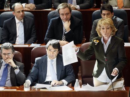 Esperanza Aguirre muestra un documento en un pleno de la Asamblea en 2009, cuando era presidenta de la Comunidad de Madrid. Junto a ella, Ignacio González (c) y Francisco Granados (i) .
