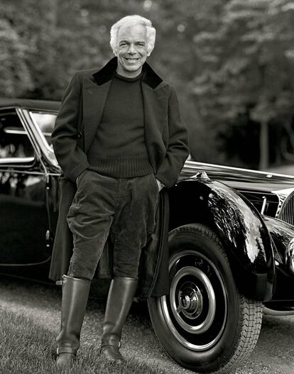 Ralph Lauren posa junto a su Bugatti en 1998.