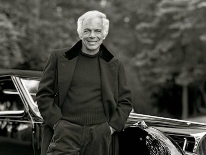 Ralph Lauren posa junto a su Bugatti en 1998.