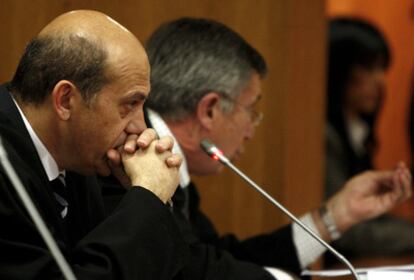 El abogado y presidente del Sevilla F.C., José María del Nido (i), en calidad de imputado, acompañado por Pedro Apalategui (d), que le representa, durante el juicio que ha comenzado hoy en la Audiencia de Málaga por el "caso Minutas".