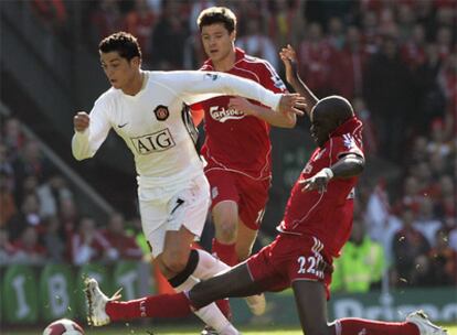 Xabi Alonso persigue a Cristiano Ronaldo, con Sissoko al corte, en un Liverpool-Manchester United.