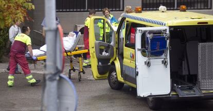 Desallotjament de malalts de l'Hospital Carlos III per habilitar una altra planta destinada als sanitaris que treballen amb l'ebola.