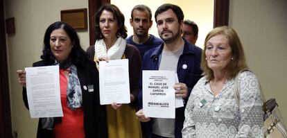 Alberto Garzón y otros diputados de Unidos Podemos junto a Dolores García Caparrós y Purificación García Caparrós, hermanas de Manuel García Caparrós, el joven que murió por el disparo de la policía en Málaga en 1977 en una manifestación en favor de la autonomía de Andalucía.