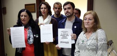 Alberto Garz&oacute;n y otros  diputados de Unidos Podemos junto a Dolores Garc&iacute;a Caparr&oacute;s y Purificaci&oacute;n Garc&iacute;a Caparr&oacute;s, hermanas de Manuel Garc&iacute;a Caparr&oacute;s, el joven que muri&oacute; por el disparo de la polic&iacute;a en M&aacute;laga en 1977 en una manifestaci&oacute;n en favor de la autonom&iacute;a de Andaluc&iacute;a. 