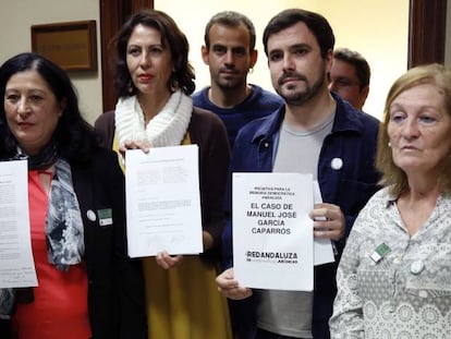 Alberto Garz&oacute;n y otros  diputados de Unidos Podemos junto a Dolores Garc&iacute;a Caparr&oacute;s y Purificaci&oacute;n Garc&iacute;a Caparr&oacute;s, hermanas de Manuel Garc&iacute;a Caparr&oacute;s, el joven que muri&oacute; por el disparo de la polic&iacute;a en M&aacute;laga en 1977 en una manifestaci&oacute;n en favor de la autonom&iacute;a de Andaluc&iacute;a. 