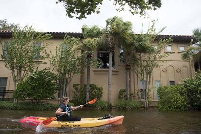 Una mujer se desplaza en un kayak en Jacksonville, al norte de Florida