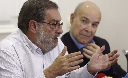 Enrique González Macho junto a Antonio Resines, en rueda de prensa.