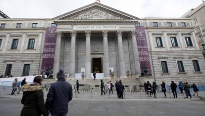 Una pareja mira la fachada del Congreso de los Diputados durante la jornada de puertas abiertas.