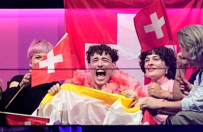 Nemo sujeta la bandera no binaria en Eurovisión 2024.