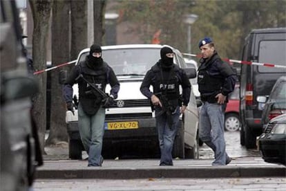 Varios policías armados hacen guardia cerca de la casa de La Haya donde se refugiaron los extremistas.