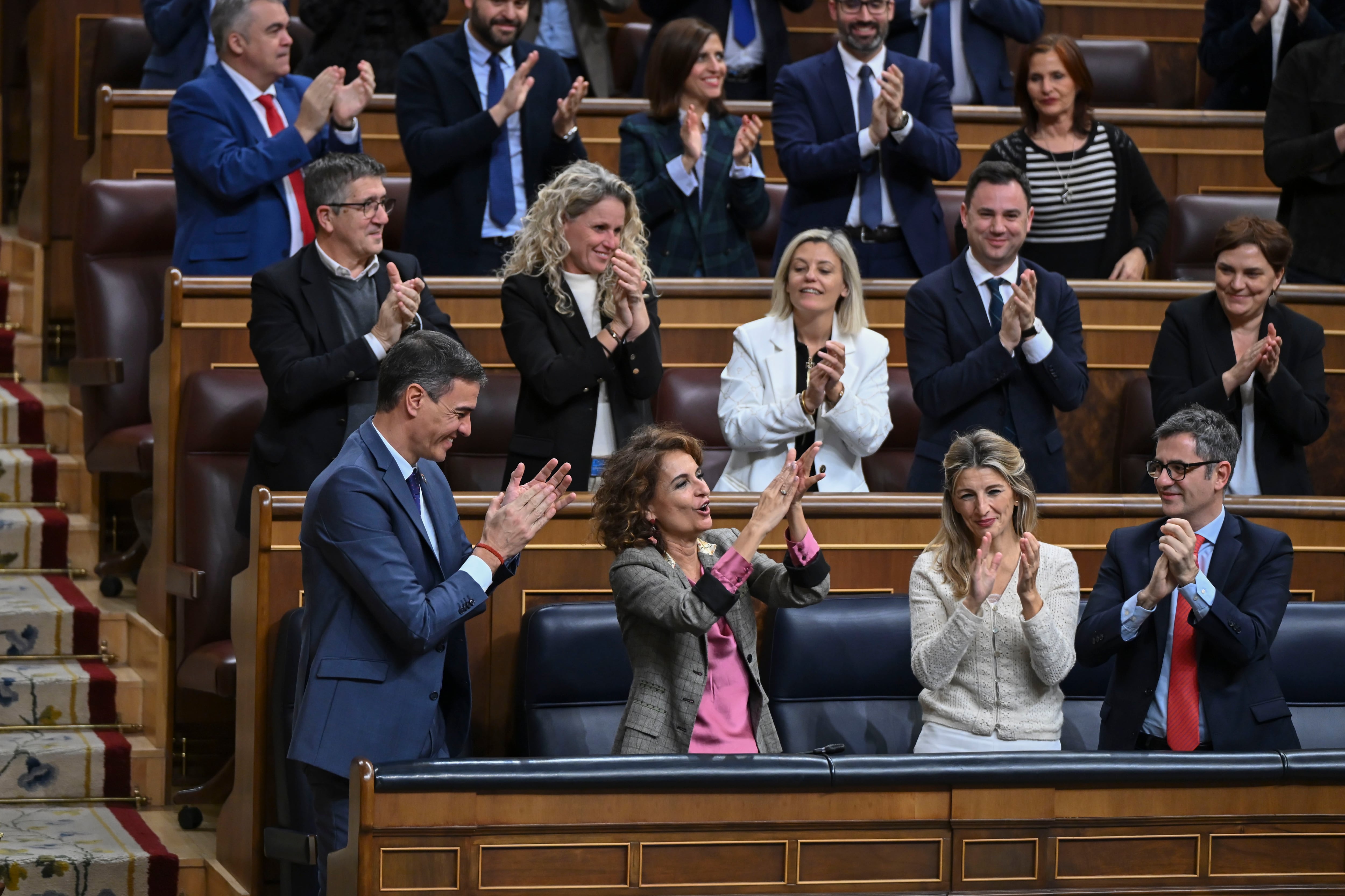 De izquierda a derecha, el presidente del Gobierno, Pedro Sánchez, y las vicepresidentas María Jesús Montero y Yolanda Díaz, y el ministro de Presidencia, Félix Bolaños, aplauden durante el pleno celebrado este jueves en el Congreso de Los Diputados.