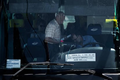 Autobús de línea en una parada del ayuntamiento de Ames (A Coruña).