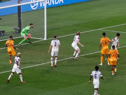 Dumfries anota el tercer gol de Países Bajos ante Estados Unidos en el partido de octavos de final del Mundial este sábado.