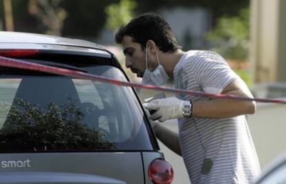 Un agente policial revisa el coche del periodista griego asesinado.