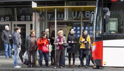 Viajeros esperan el autobús.