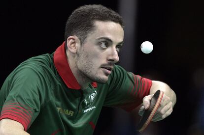 El portugués Marcos Freitas contempla la pelota de ping-pong durante la clasificación masculina en Riocentro, durante los Juegos Olímpicos de Río 2016.