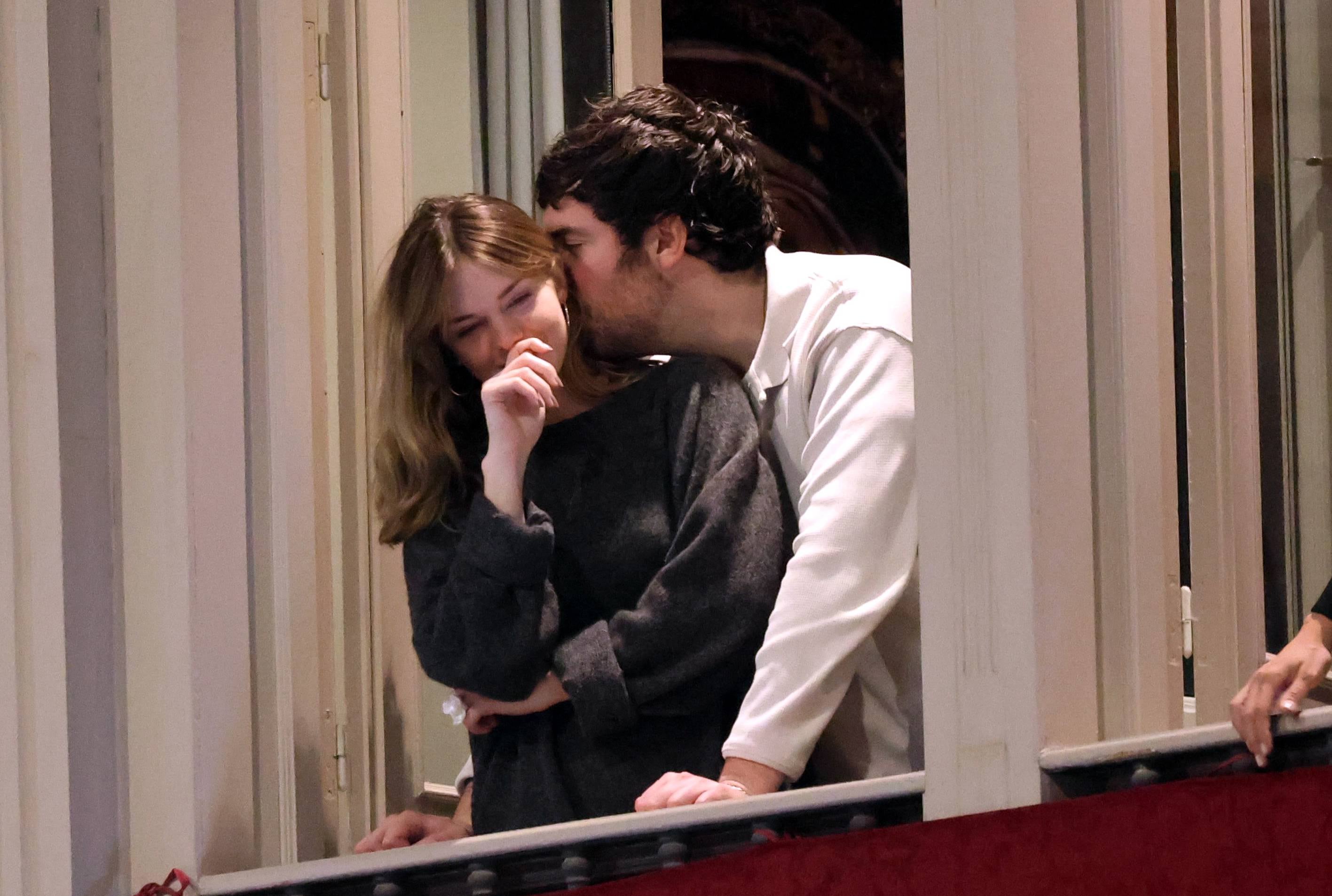 Stella Banderas se casa con Alex Gruszynski en una boda con presencia de estrellas internacionales 1 Stella del Carmen y su prometido, Alex Gruszynsky, durante la Semana Santa de Málaga, en marzo de 2024.