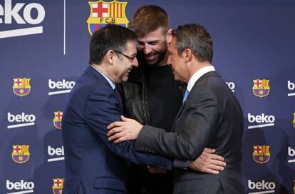 Bartomeu, Piqué e o presidente de Beko, Ali Y. Koc.