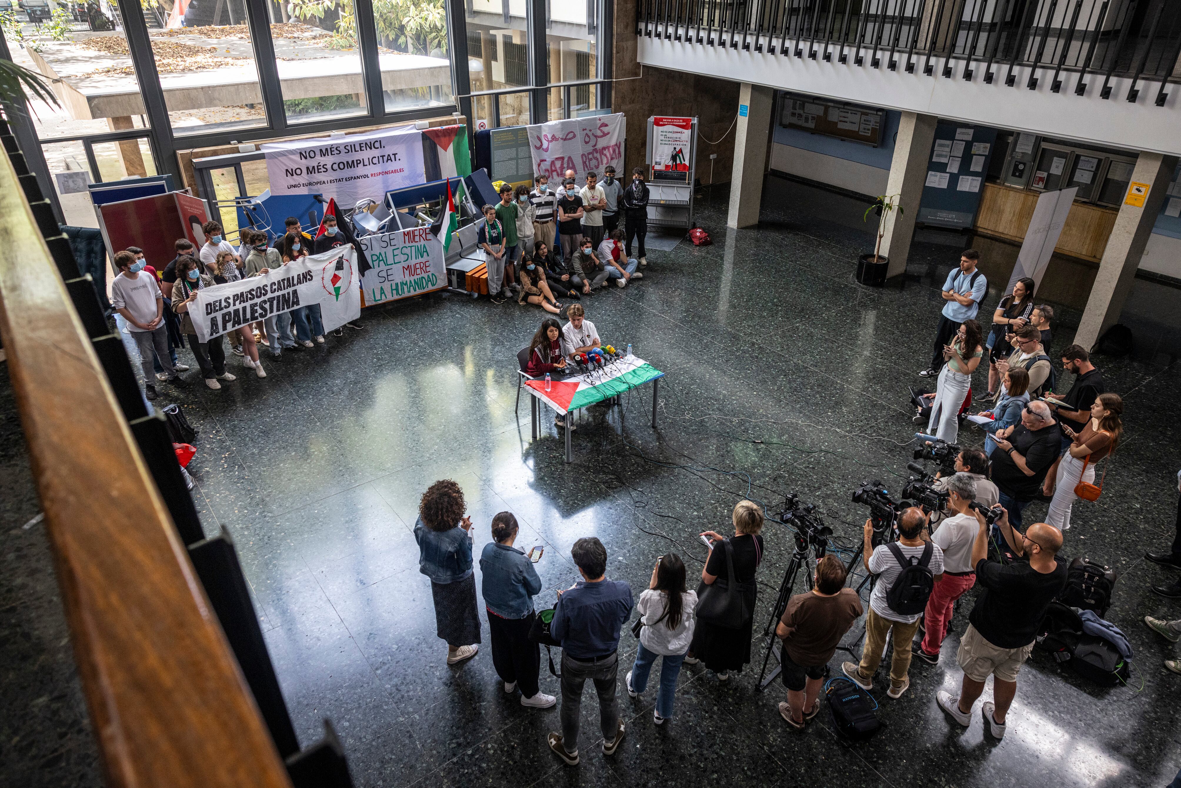 DVD 1213 COMUNIDAD VALENCIANA   17/05/2024 Rueda de prensa de los universitarios propalestina encerrados en la Universidad de Filosofía de Valencia, donde se ha comunicado que van a levantar la acampada. FOTO :MÒNICA TORRES EL PAÍS