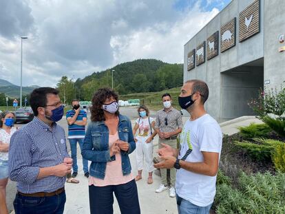 Los consejeros de la Generalitat Pere Aragonès y Teresa Jordà visitan la empresa Pirinat en Campdevànol (Girona)