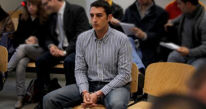 Fernando Vargas, acusado del doble atropello mortal del Paseo Colón de Sevilla, sentado en el banquillo durante la primera sesión del juicio.