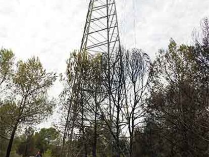 Una chispa en esta torre de alta tensión provocó el incendio.