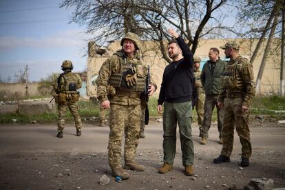 Volodímir Zelenski visita sus tropas en Avdiivka, este martes en una imagen facilitada por la presidencia ucrania.