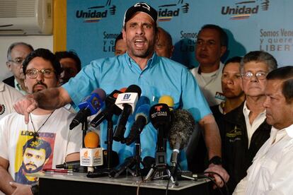 El líder opositor venezolano Henrique Capriles (centro) ofrece una rueda de prensa en Caracas para analizar los resultados.
