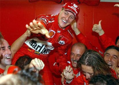 El piloto alemán celebra el título con su equipo, hoy en Suzuka.