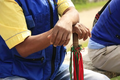 La 'chonta' es el bastón de mando que porta la Guardia Indígena y las autoridades del Cabildo. Debe pasar un ritual de armonización por parte de los mayores espirituales antes de ser entregado a su portador. El verde y el rojo representan los colores CRIC.