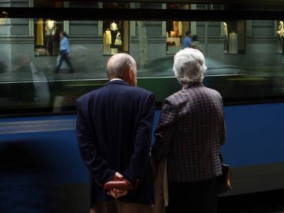Una pareja de ancianos en Madrid.