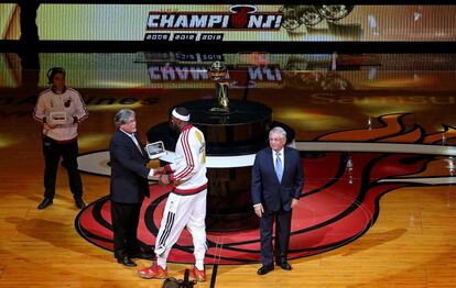 LeBron James recibe su anillo de campeón.