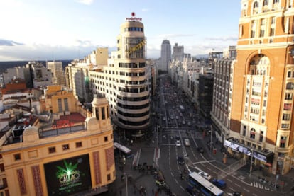 El cine Callao y, a la derecha, el Palacio de la Prensa, con las pantallas electrónicas de Callao City Lights.