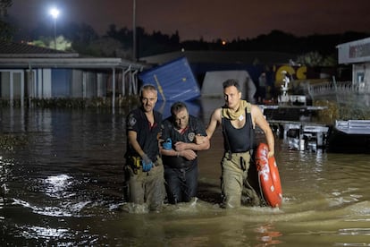 Un hombre es rescatado de la zona inundada en el distrito de Kucukcekmece, Estambul, en la madrugada del martes al miércoles. 