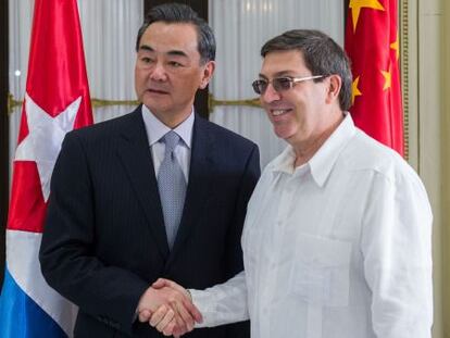 Os ministros Wang Yi e Bruno Rodriguez, em Havana.