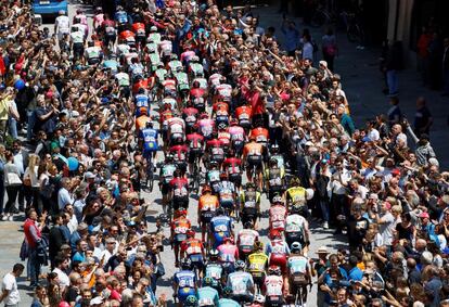 Vista general de los ciclistas durante la 12ª etapa del Giro de Italia, entre Cuneo y Pinerolo.
