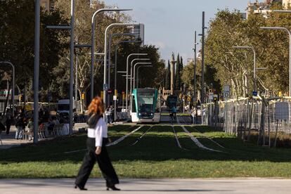 Tramvia a l'avinguda Diagonal amb el carrer Sardenya