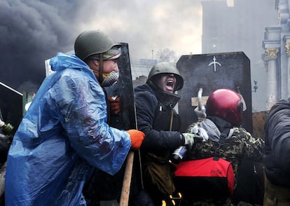 Los enfrentamientos se han reanudado este jueves en el centro de Kiev pese a la tregua pactada entre el presidente V&iacute;ctor Yanuk&oacute;vich y los l&iacute;deres de la oposici&oacute;n