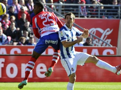 El delantero del Granada Ighalo y Víctor del Espanyol.