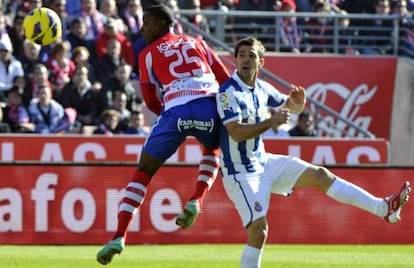 El delantero del Granada Ighalo y Víctor del Espanyol.