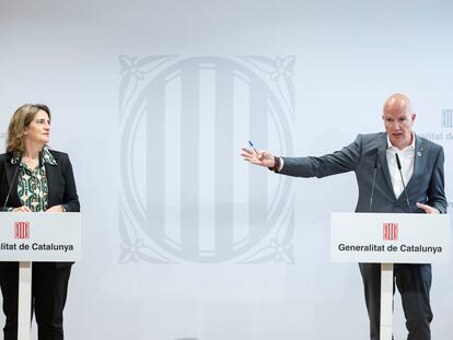 La ministra para la Transición Ecológica, Teresa Ribera, y el conseller de Acción Climática de la Generalitat, David Mascort, durante la rueda de prensa celebrada este lunes tras la reunión.