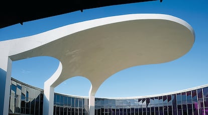 La arquitectura de Brasilia habla un lenguaje de celosías y parasoles con el que el trópico responde al calor. Y a la modernidad. La fluidez de las curvas transmite generosidad, como en la marquesina que protege el patio circular del Memorial a los Pueblos Indígenas, que aparece en la imagen.