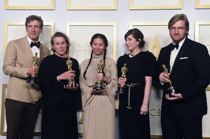'NOMADLAND' (2020, 38.728.987 de dólares recaudados) –El público (o las redes sociales, que gritan más) había pedido más diversidad a los premios de la Academia de Hollywood. Querían que los Oscars no fuesen tan blancos, que las mujeres tuviesen más relevancia y que mirasen a otras filmografías, demandas que provocaron que se ampliasen los perfiles de los votantes y que en 2021 dieron como resultado un cambio significativo: la victoria de 'Nomadland'. Una película que apenas una década atrás no habría salido de festivales independientes no solo ganó el premio al mejor film, sino que le proporcionó también un galardón a la realizadora china Chloé Zhao y a la actriz Frances McDormand, que lograba su segunda estatuilla gracias a esta película sobre el fracaso del sueño americano. “Un estudio poético de personajes sobre los olvidados y los oprimidos”, según la crítica. ¿Pero qué dijo la taquilla? “Vean nuestra película en la pantalla más grande que les sea posible. Y, cuando se pueda, lleven a la mayor cantidad de personas a una sala oscura para compartir la experiencia”, pidió McDormand al recoger el galardón. La pandemia había cerrado los cines y eso dificultó la carrera comercial de una película que ya lo tenía complicado de por sí por su árida temática. A causa de ello se convirtió en la película menos taquillera en ganar el Oscar, batiendo el récord negativo de 'En tierra hostil'. Recaudó menos de 40 millones, y no llegó a cuatro en las taquillas estadounidenses.