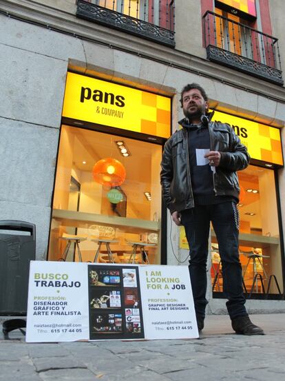 Es por su hija de 10 años, por su hipoteca de 750 euros y por su dignidad. Alberto Bueno, un publicista vasco de 42 años, pasa cinco horas diarias entre la Puerta del Sol y la plaza Mayor de Madrid. No pide dinero sino un empleo. Y lo hace a pesar de las personas que pasan y miran al suelo para no verle, y a pesar del mundo que parece conspirar contra él desde que dejó su empleo en una agencia de publicidad en 2007. Desde entonces, ha hecho pequeños trabajos como 'freelance' y el verano pasado trabajó como barrendero. Pero en su currículo consta que habla tres idiomas, experiencia laboral en grandes empresas y docencia en diseño y mecanografía. “Estoy hasta los cojones de mandarlo por Internet”. Le quedan 420 euros de ayuda social al mes.