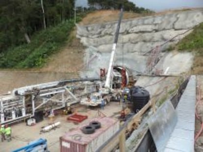 Profesionales de Ossa manejan una tuneladora en Costa Rica.