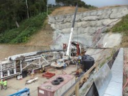 Profesionales de Ossa manejan una tuneladora en Costa Rica. 