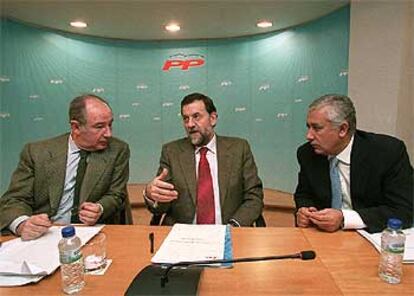 Rodrigo Rato, Mariano Rajoy y Javier Arenas, ayer en la reunión del comité ejecutivo nacional del PP.