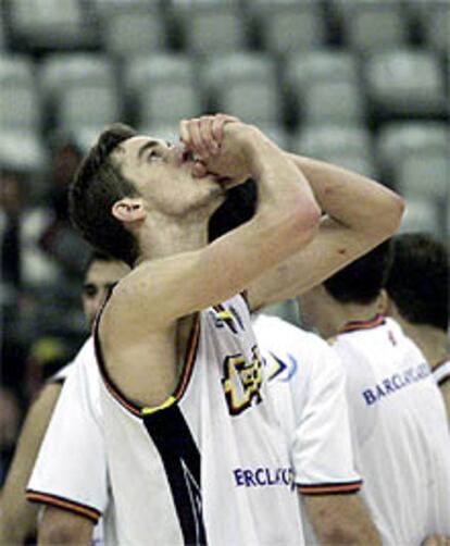 Gasol agradece el triunfo y mira al cielo al final del partido frente a Israel.