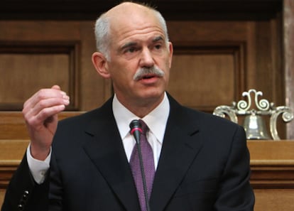El primer ministro griego, Yorgos Papandreu, se dirige a sus compañeros socialistas hoy en el parlamento