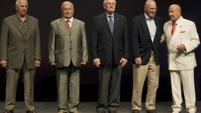 De izquierda a derecha: Bill Anders ('Apollo 8'), Victor Gorbatko, Neil Armstrong ('Apollo 11'), Jim Lovell ('Apollo 13') y Alexey Leonov.